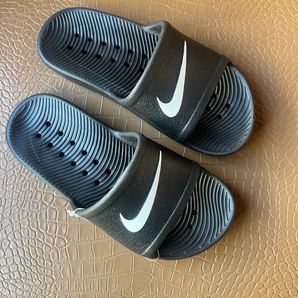 Nike Kawa Shower Slide Black and White Child Slide Sandals Size 3y